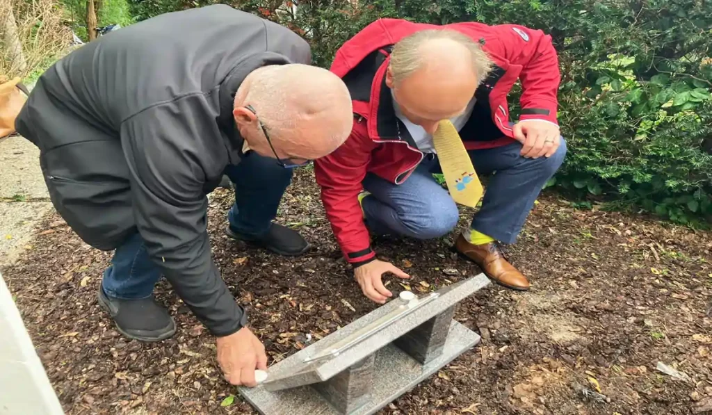 Johannes Berger und Laurent Guilett an der Gedenktafel